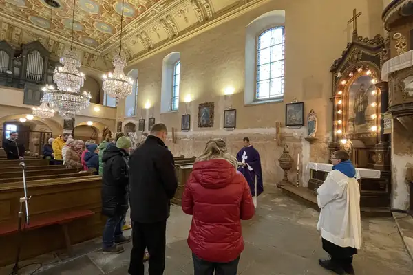 Instalace opraveného oltáře sv. Anny