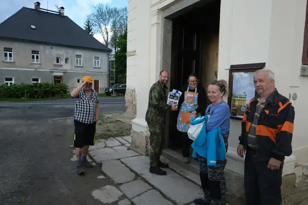 Jarní úklid kolem kostela